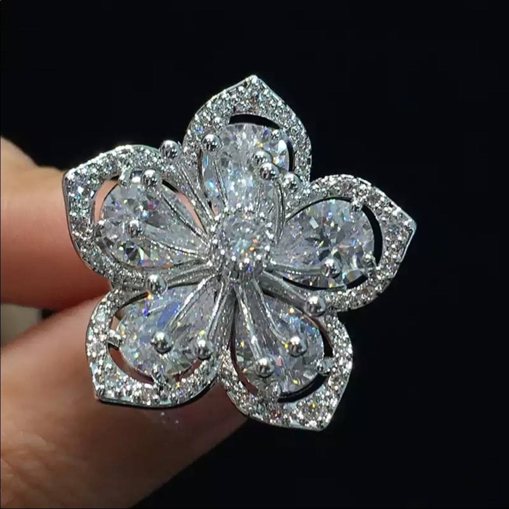 New Women’s 925 Silver Big Flower Diamond Ring - Picture 3 of 3
